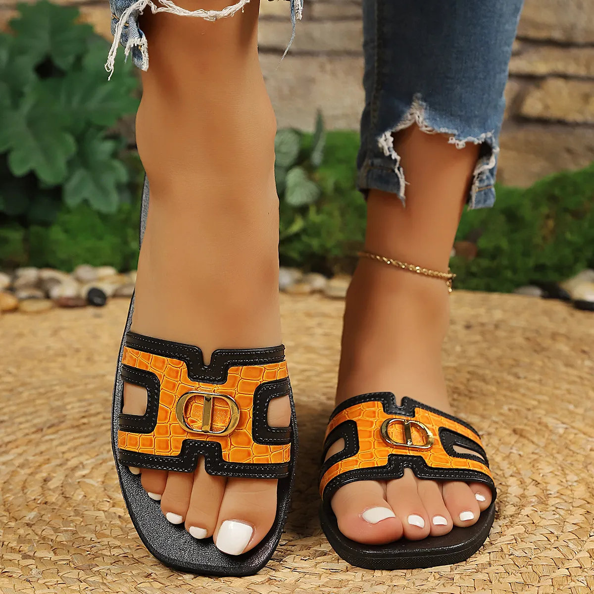 Sandales à bout carré découpé avec boucle en métal effet crocodile pour femme – Idéales pour l'été et la plage au quotidien
